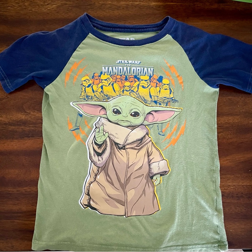 Boys size 8 Mandalorion T shirt